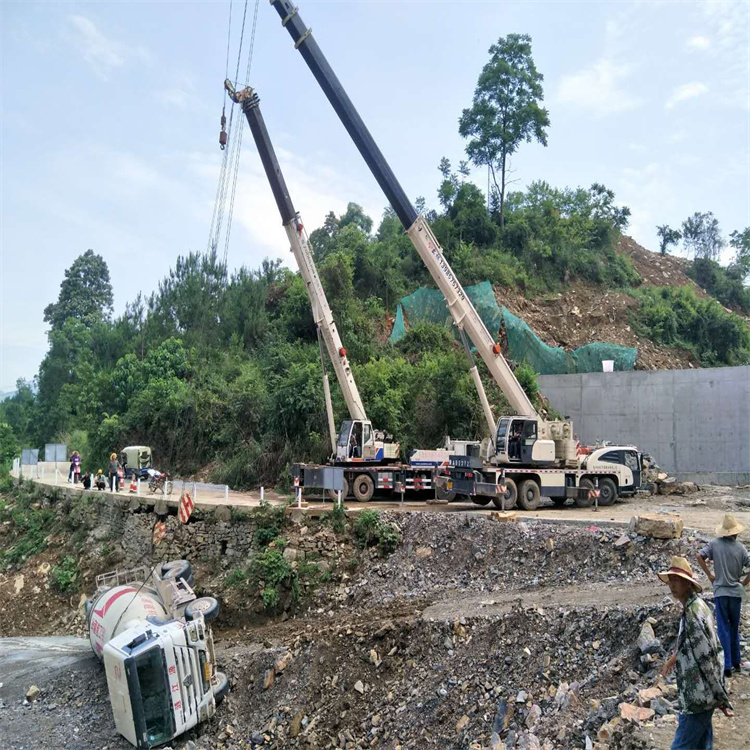 蠡县汽车掉沟里叫吊车救援要多少钱